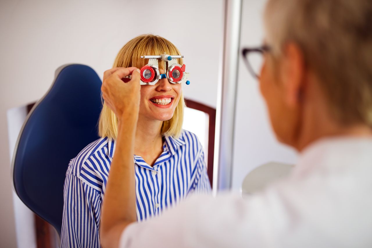 Une opticienne réalise un examen de la vue chez une patiente